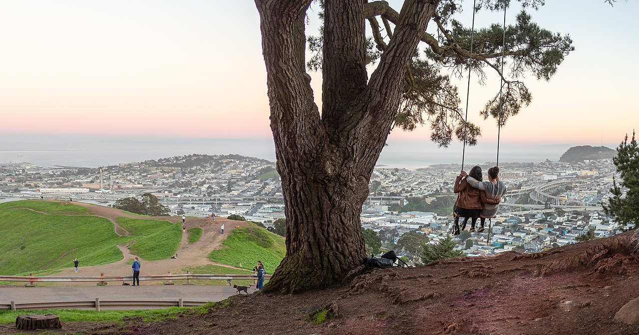 https://commons.wikimedia.org/wiki/File:Bernal_Heights_(77630p).jpg